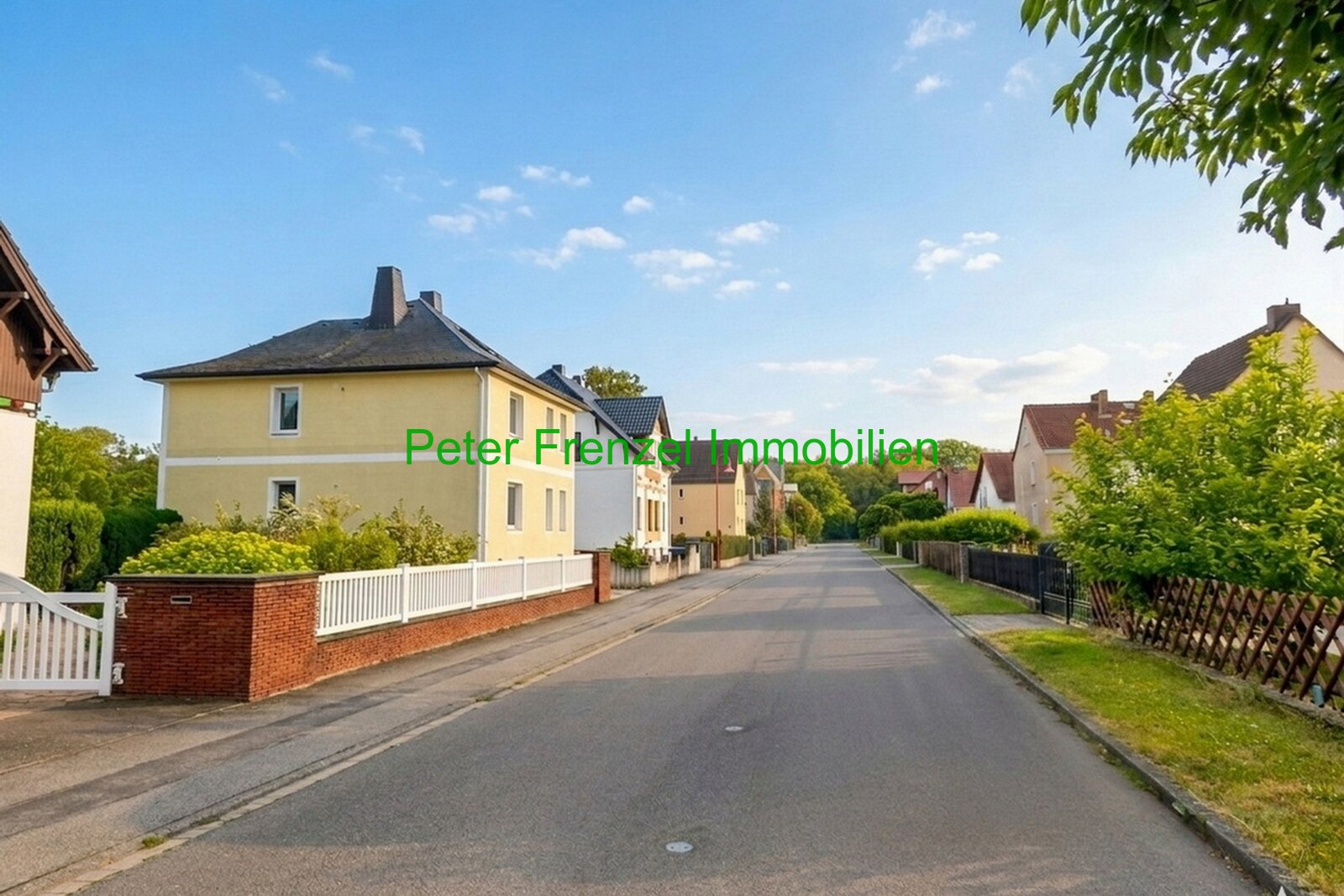 gepflegtes Einfamilienhaus mit Pool, großem Garten und 2 Garagen gepflegtes Einfamilienhaus mit Pool, großem Garten und 2 Garagen