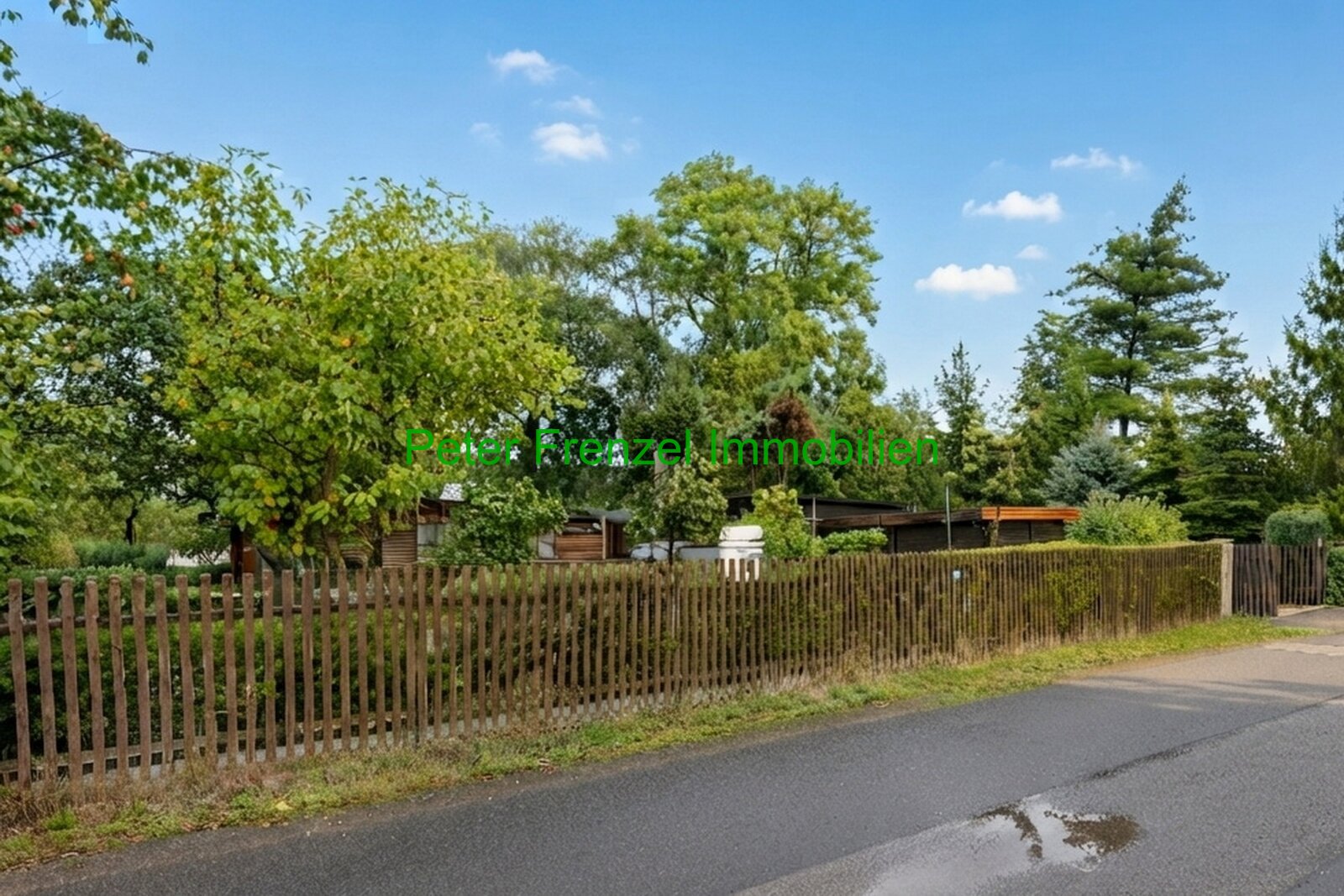 Ihr neues Paradies im Grünen: Charmanter Holzbungalow mit Wintergarten Ihr neues Paradies im Grünen: Charmanter Holzbungalow mit Wintergarten